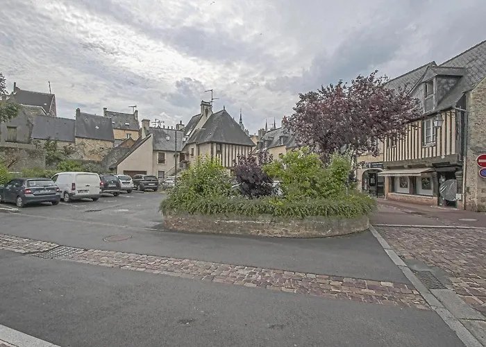 La Cour Des Teinturiers